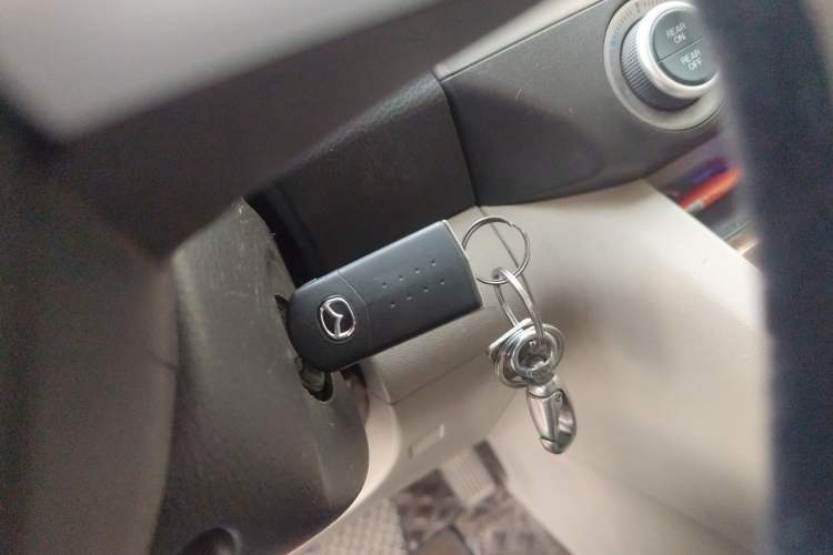 Used Mazda 8 2013 2.5L Elite Edition Interior 1
