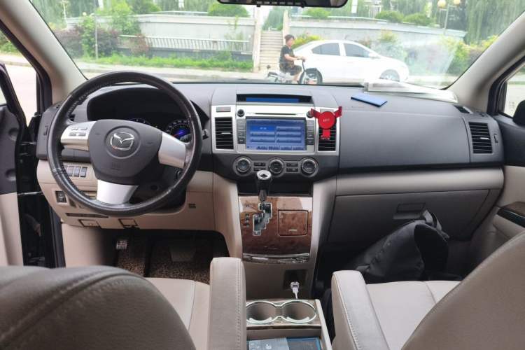 Used Mazda 8 2013 2.5L Ultimate Edition Interior 2