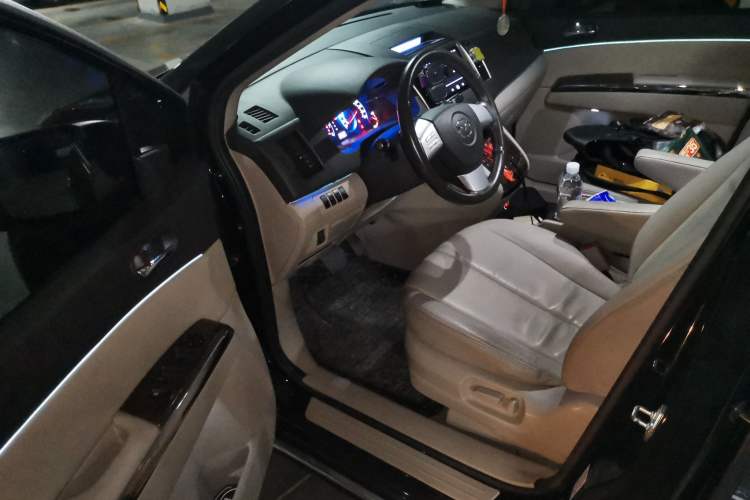 Used Mazda 8 2013 2.5L Ultimate Edition Interior 3