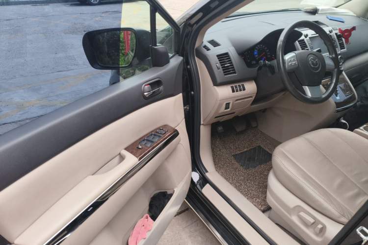 Used Mazda 8 2013 2.5L Ultimate Edition Interior 3