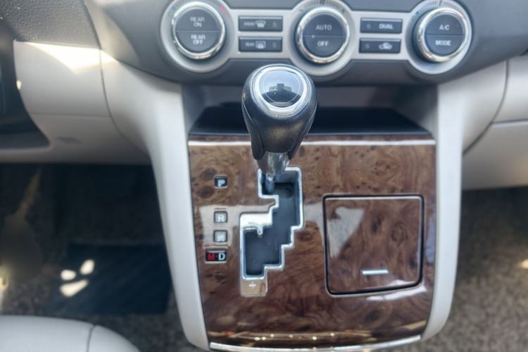 Used Mazda 8 2013 2.5L Ultimate Edition Interior 6
