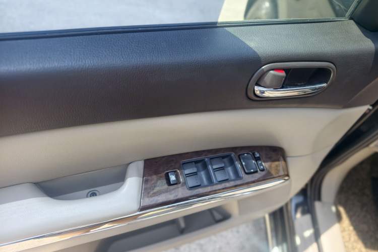 Used Mazda 8 2013 2.5L Ultimate Edition Interior 9