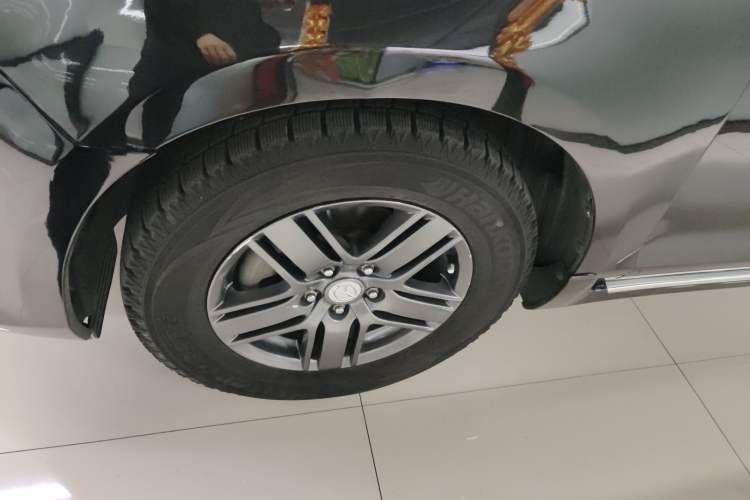 Used Mazda 8 2013 2.5L Ultimate Edition Left Front Wheel Hub