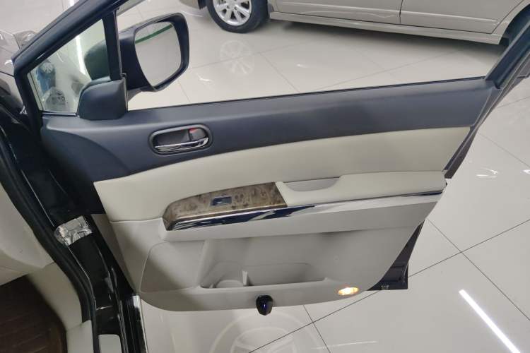 Used Mazda 8 2013 2.5L Ultimate Edition Right Front Door Interior