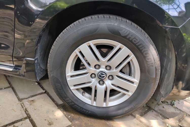 Used Mazda 8 2013 2.5L Ultimate Edition Right Front Wheel Hub
