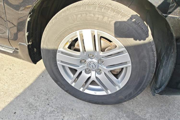 Used Mazda 8 2013 2.5L Ultimate Edition Right Front Wheel Hub