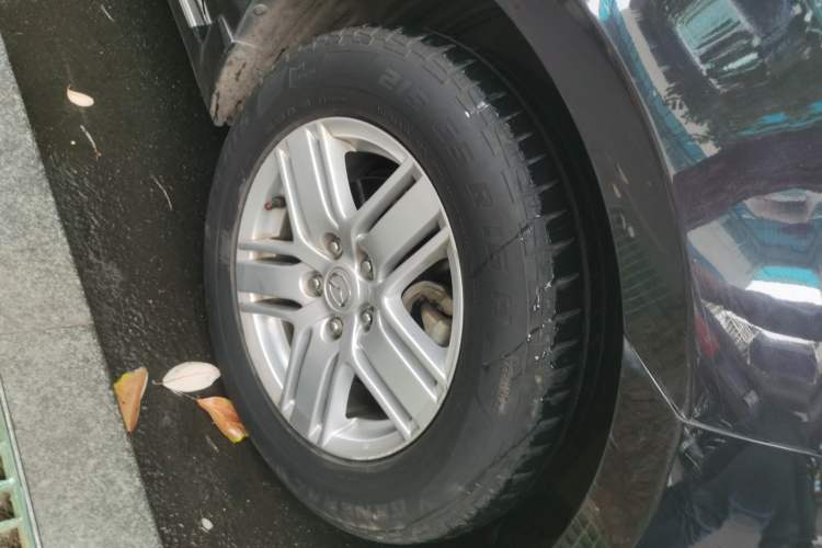 Used Mazda 8 2013 2.5L Ultimate Edition Right Front Wheel Hub