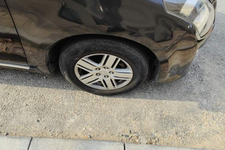 Used Mazda 8 2013 2.5L Ultimate Edition Right Front Wheel Hub