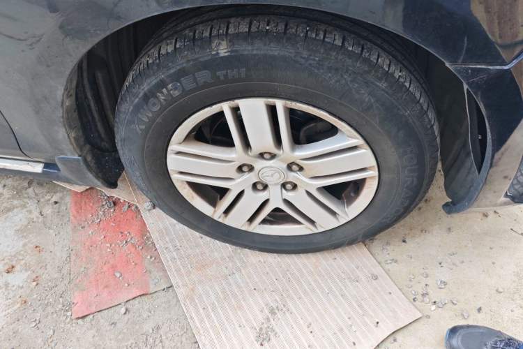 Used Mazda 8 2013 2.5L Ultimate Edition Right Front Wheel Hub
