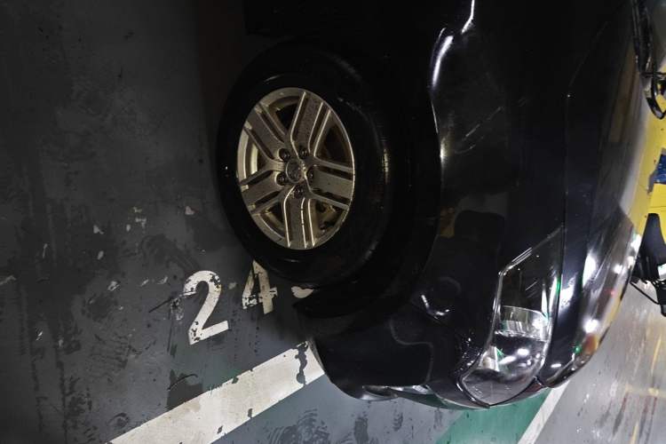 Used Mazda 8 2013 2.5L Deluxe Edition Right Front Wheel Hub