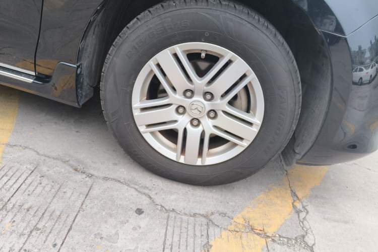 Used Mazda 8 2013 2.5L Ultimate Edition Right Front Wheel Hub
