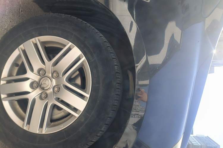 Used Mazda 8 2013 2.5L Deluxe Edition Right Front Wheel Hub