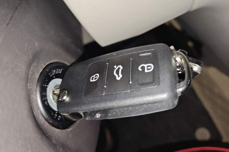 Used Mazda 8 2013 2.5L Deluxe Edition Vehicle Key