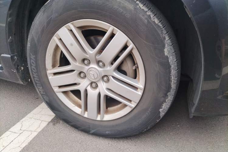 Used Mazda 8 2013 2.5L Ultimate Edition Right Front Wheel Hub