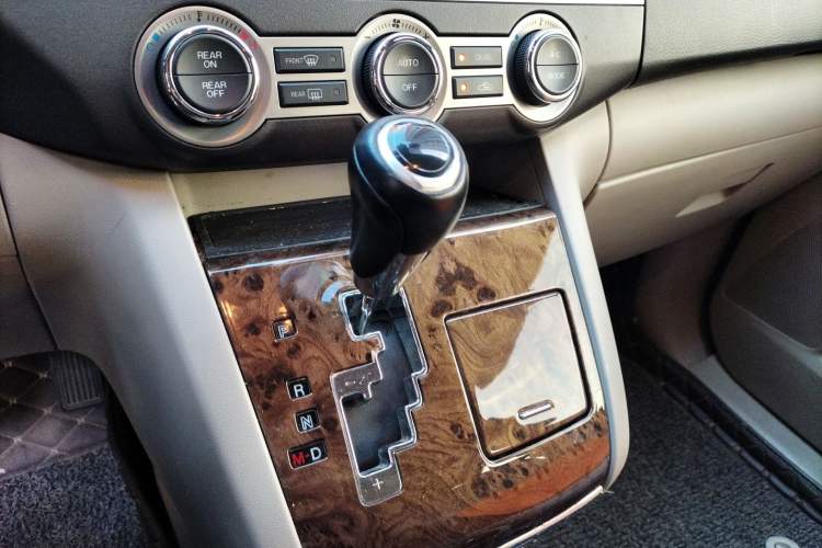 Used Mazda 8 2013 2.5L Ultimate Edition Gear Lever
