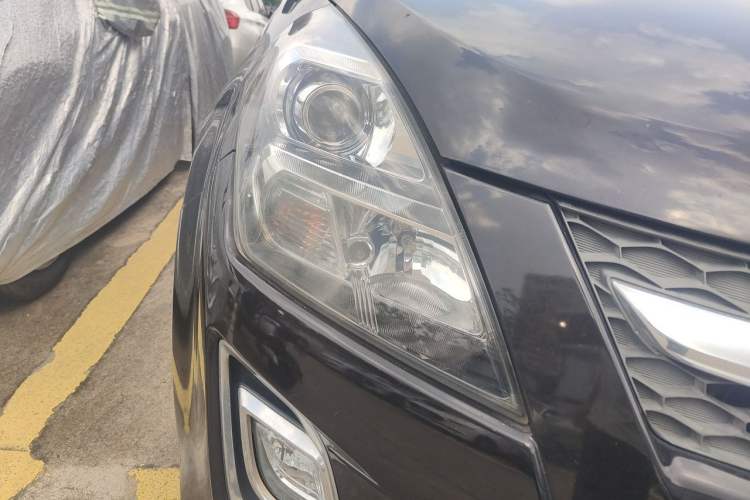 Used Mazda 8 2013 2.5L Deluxe Edition Right Front Headlight