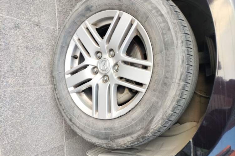 Used Mazda 8 2013 2.5L Ultimate Edition Right Front Wheel Hub
