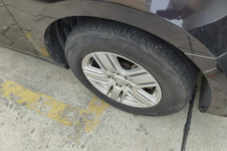 Used Mazda 8 2013 2.5L Elite Edition Right Front Wheel Hub
