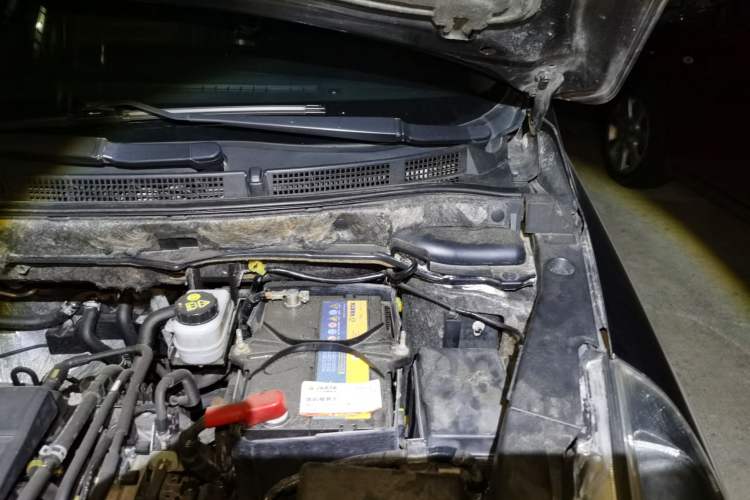 Used Mazda 8 2013 2.5L Elite Edition Engine Bay Left