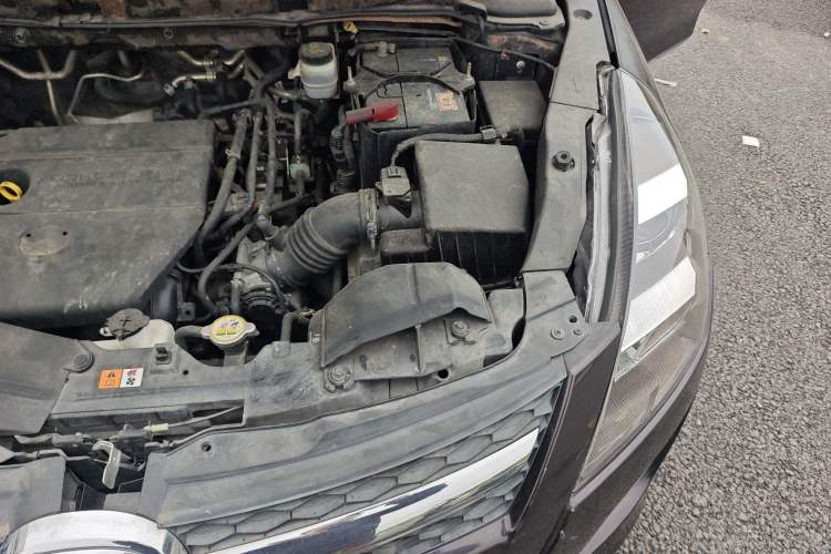 Used Mazda 8 2013 2.5L Deluxe Edition Engine Bay Left