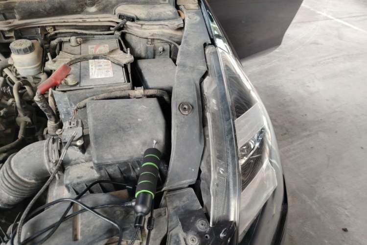 Used Mazda 8 2013 2.5L Ultimate Edition Engine Bay Left