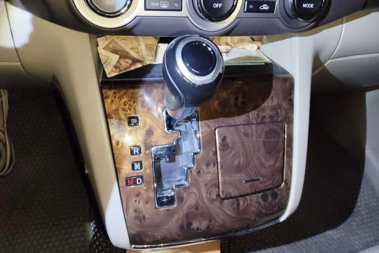 Used Mazda 8 2013 2.5L Ultimate Edition Gear Lever