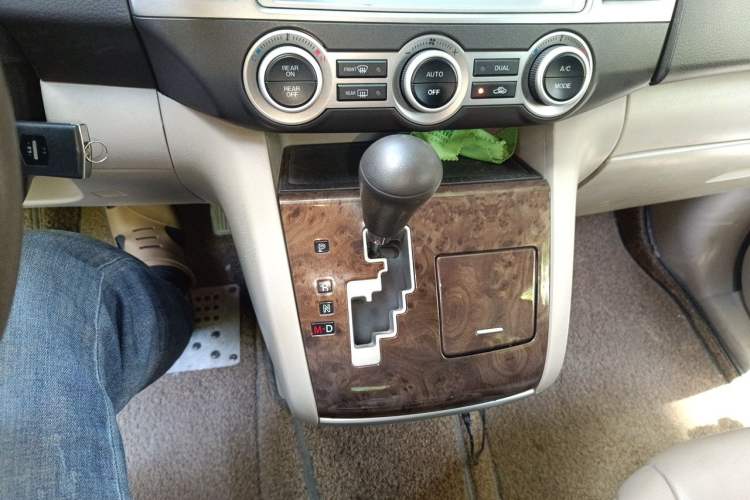 Used Mazda 8 2013 2.5L Elite Edition Gear Lever
