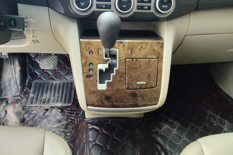 Used Mazda 8 2013 2.5L Elite Edition Gear Lever
