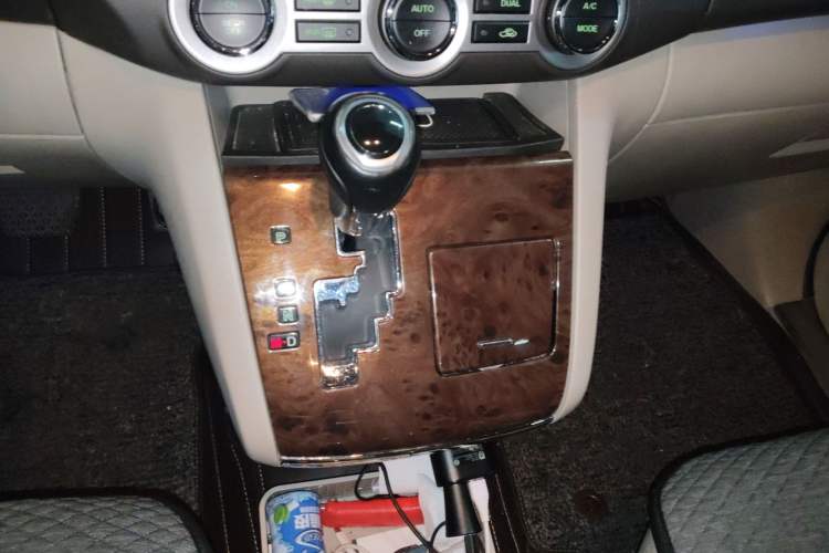 Used Mazda 8 2013 2.5L Ultimate Edition Gear Lever