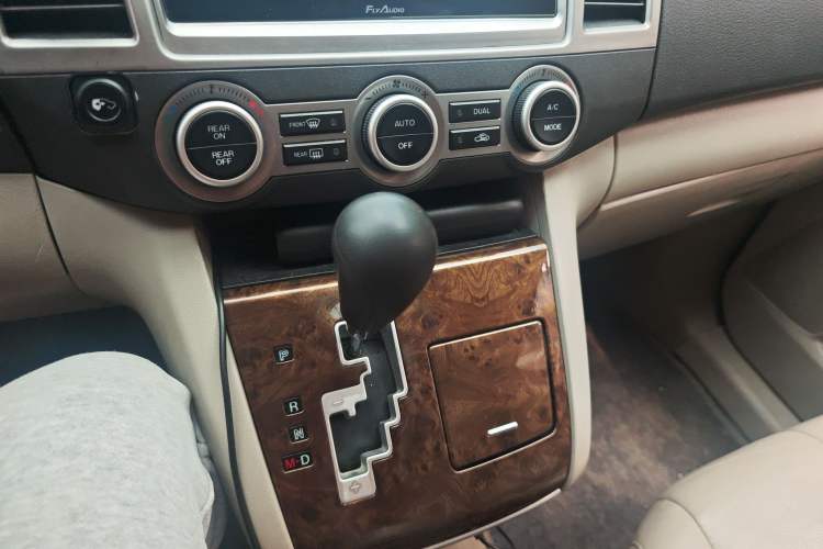 Used Mazda 8 2013 2.5L Elite Edition Gear Lever