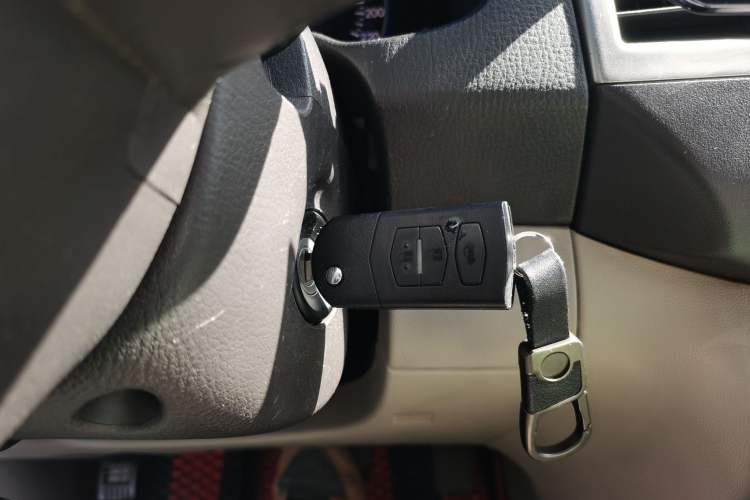 Used Mazda 8 2013 2.5L Deluxe Edition Interior 1