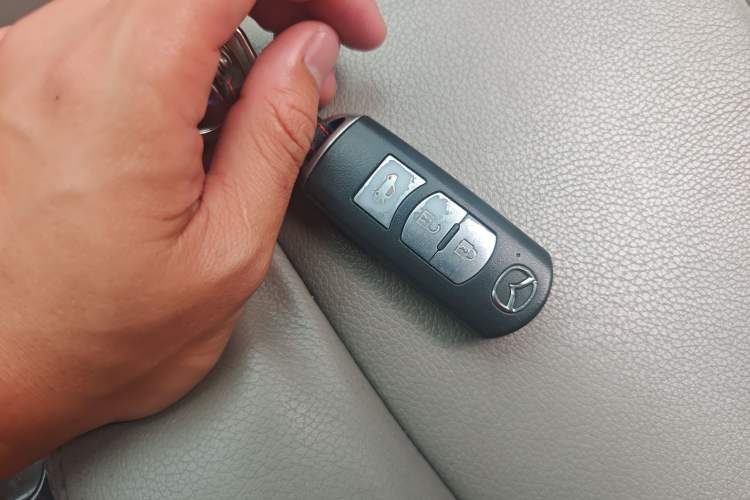 Used Mazda 8 2013 2.5L Elite Edition Interior 1