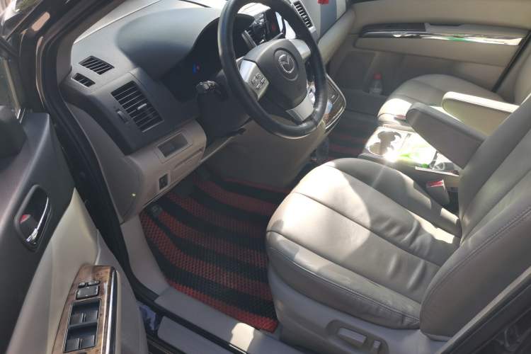 Used Mazda 8 2013 2.5L Deluxe Edition Interior 3