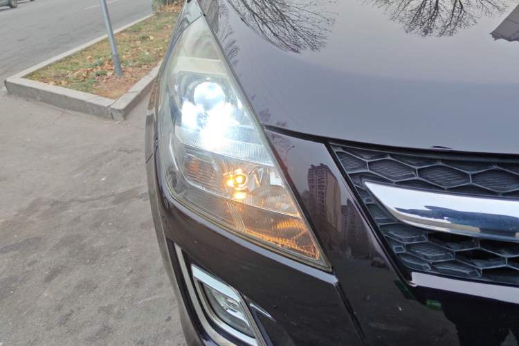 Used Mazda 8 2013 2.5L Deluxe Edition Right Front Headlight