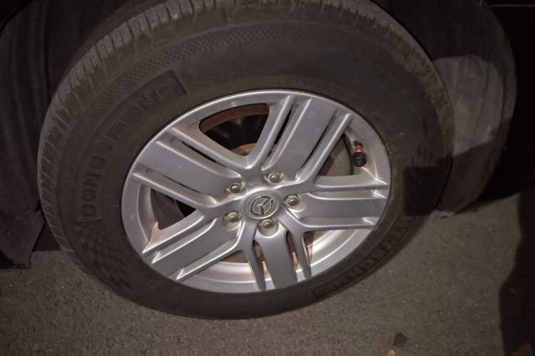 Used Mazda 8 2013 2.5L Ultimate Edition Right Front Wheel Hub