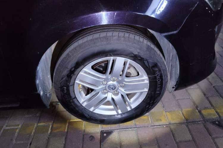 Used Mazda 8 2013 2.5L Ultimate Edition Right Front Wheel Hub