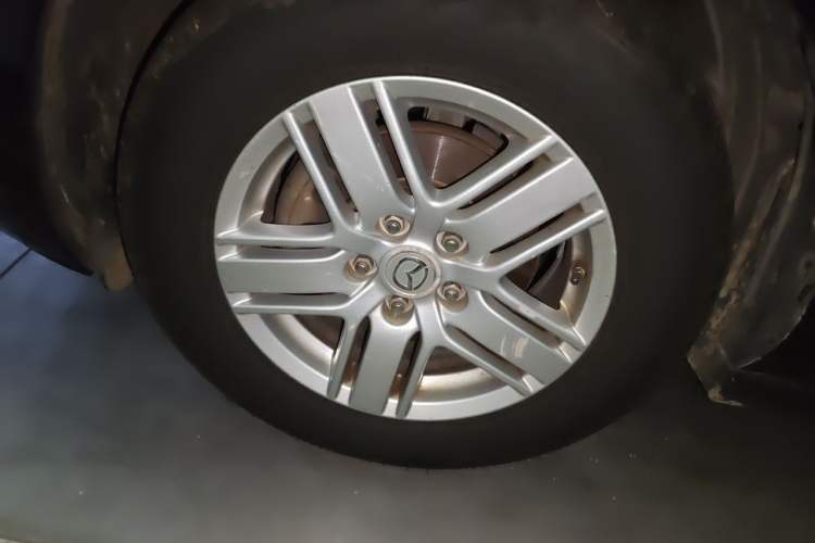 Used Mazda 8 2013 2.5L Elite Edition Right Front Wheel Hub