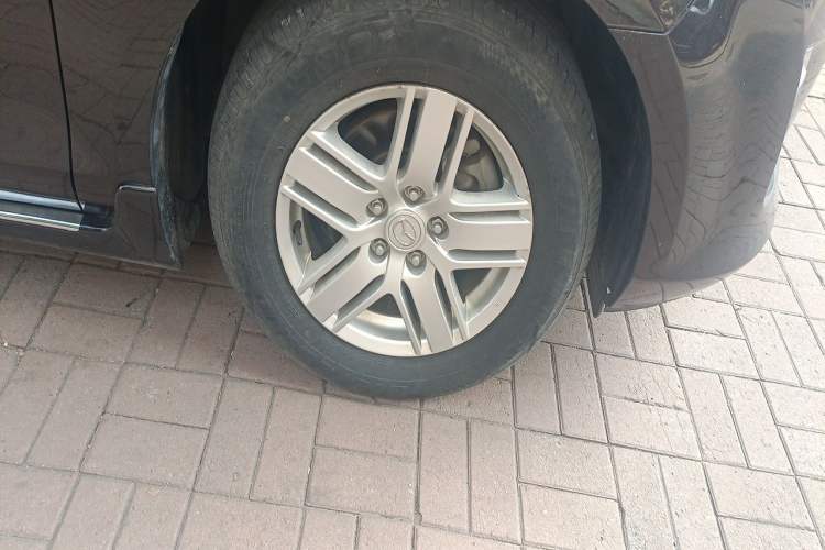 Used Mazda 8 2013 2.5L Deluxe Edition Right Front Wheel Hub