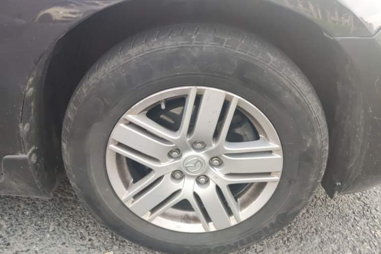 Used Mazda 8 2013 2.5L Ultimate Edition Right Front Wheel Hub