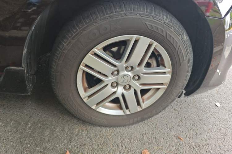 Used Mazda 8 2013 2.5L Ultimate Edition Right Front Wheel Hub