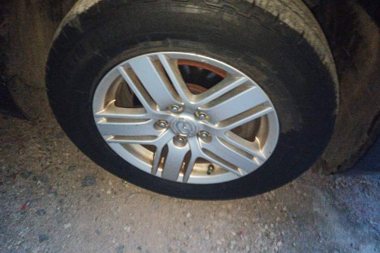Used Mazda 8 2013 2.5L Deluxe Edition Right Front Wheel Hub