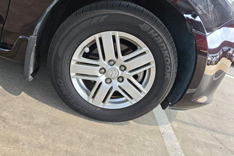 Used Mazda 8 2013 2.5L Ultimate Edition Right Front Wheel Hub