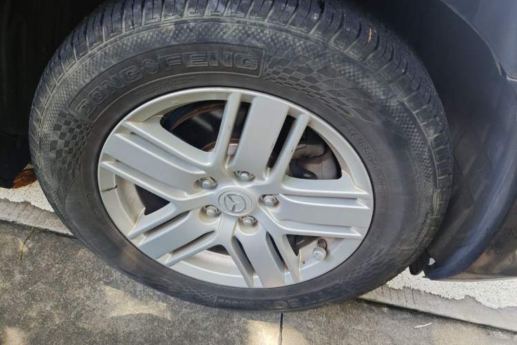 Used Mazda 8 2013 2.5L Ultimate Edition Right Front Wheel Hub