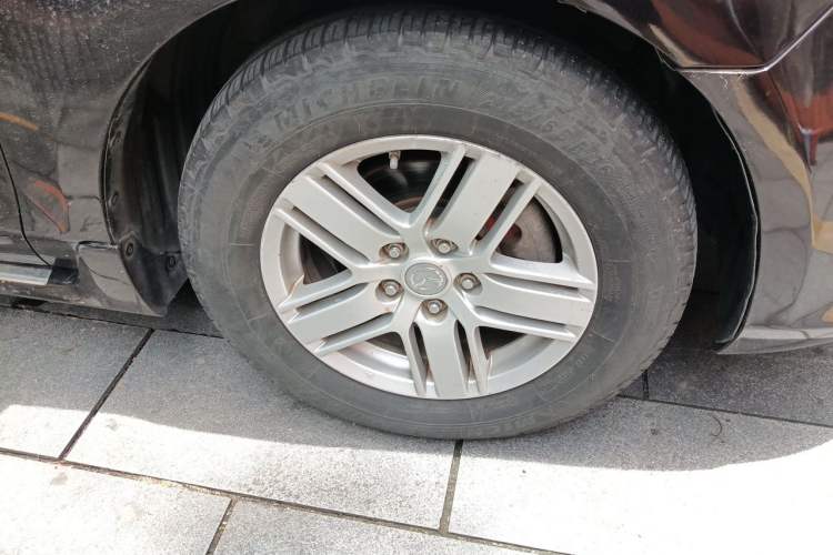 Used Mazda 8 2013 2.5L Ultimate Edition Right Front Wheel Hub