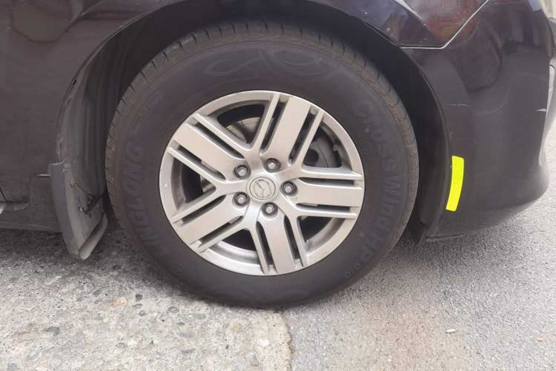 Used Mazda 8 2013 2.5L Ultimate Edition Right Front Wheel Hub