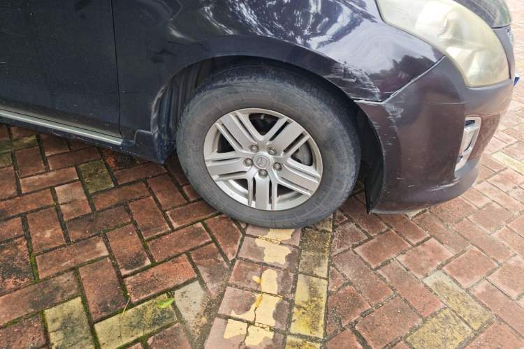 Used Mazda 8 2013 2.5L Elite Edition Right Front Wheel Hub