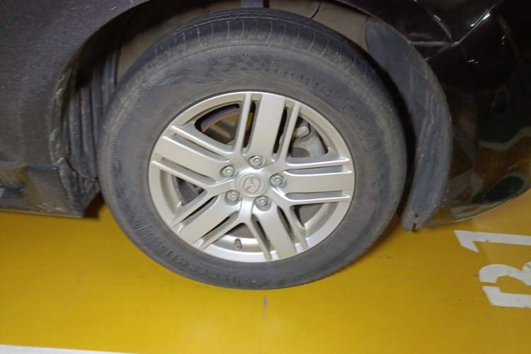 Used Mazda 8 2013 2.5L Ultimate Edition Right Front Wheel Hub