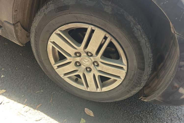 Used Mazda 8 2013 2.5L Ultimate Edition Right Front Wheel Hub