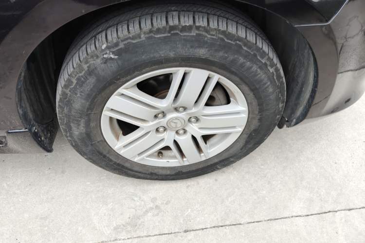 Used Mazda 8 2013 2.5L Ultimate Edition Right Front Wheel Hub