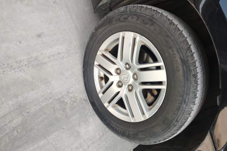 Used Mazda 8 2013 2.5L Ultimate Edition Right Front Wheel Hub